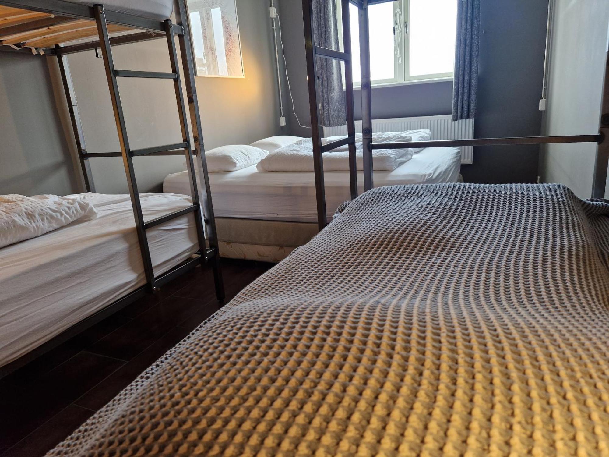 Tehusith Hostel & Guesthouse เอยิลส์สตาดีร์ ภายนอก รูปภาพ
